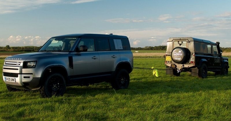 Перетягивание каната: новый Land Rover Defender против старого