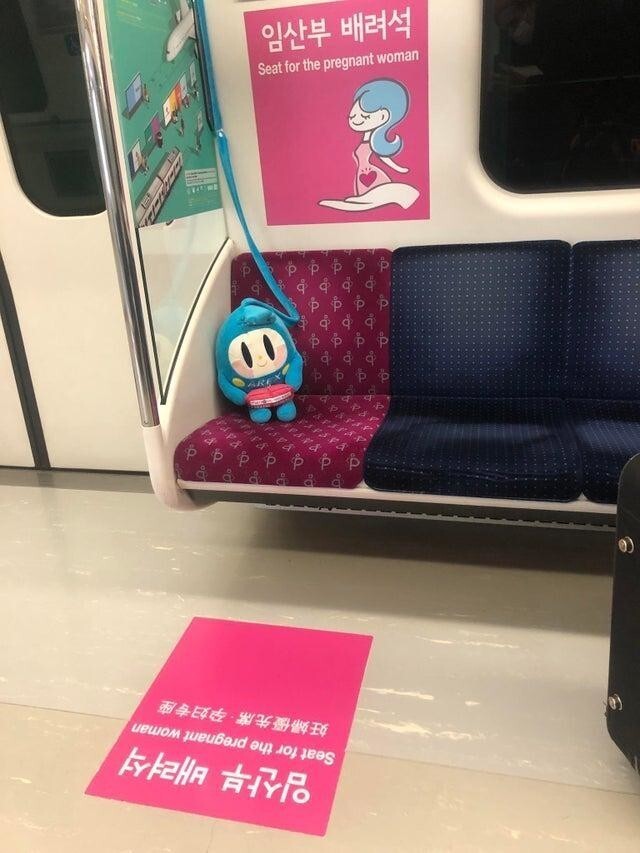 Специальные места в метро для беременных