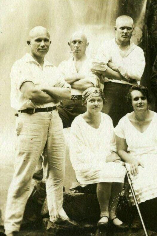 Будущий "кукурузник" (слева) с друзьями на отдыхе в Кисловодске в начале 30-х годов.