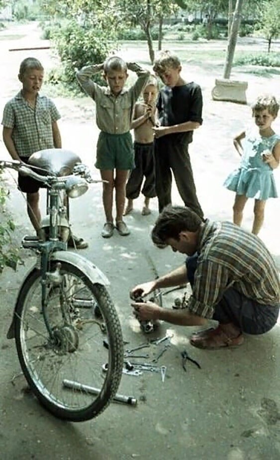 Ремонт велосипеда. Фото Всеволод Тарасевич, 1966 год.