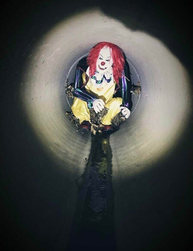 3. «Нашёл этого клоуна на глубине полумили в дренажной трубе, привязанным к решётке»