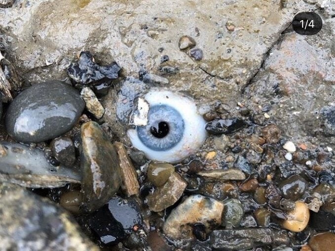 13. Стеклянный глаз в скале на пляже