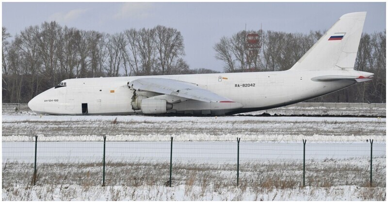 Самолет Ан-124  выкатился за пределы полосы во время посадки