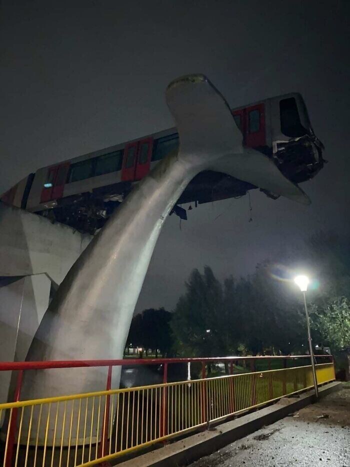 8. Поезд после неудачного торможения оказался на вершине статуи гигантского кита