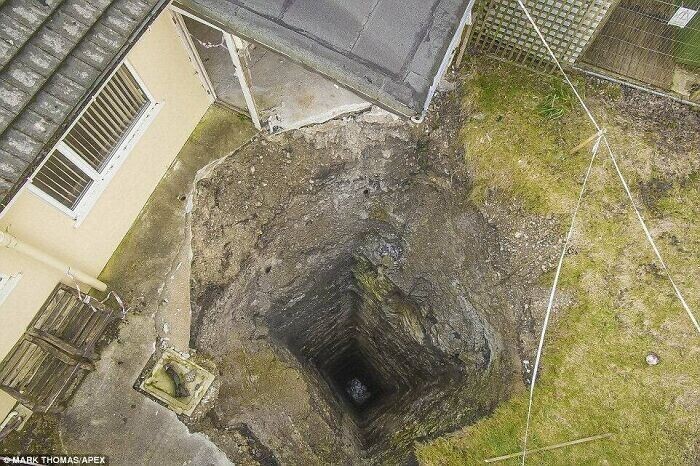 3. На заднем дворе обычного дома в Корнуолле обнаружился 90-метровый карстовый колодец, ведущий в средневековый шахтный ствол