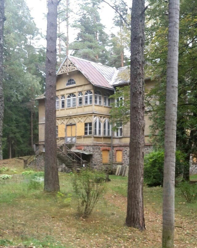 9. Заброшенный дом в лесу