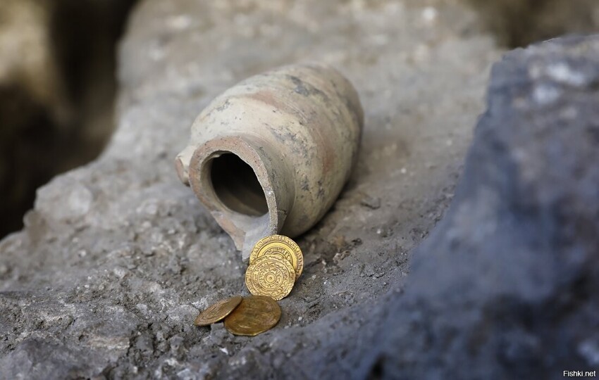 При раскопках возле Стены Плача в Иерусалиме найден глиняный кувшин с четырьм...