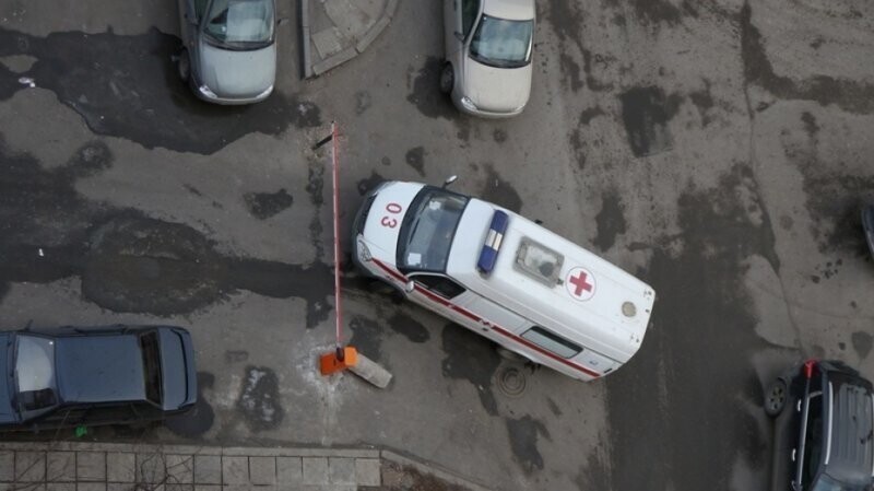 Ранее в этом году: в Новосибирске скорая помощь приехала по вызову к пациенту, но попасть во двор не получилось, дорогу преградил шлагбаум