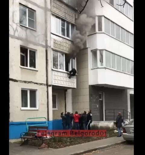 Бабушка прыгнула с балкона горящей квартиры на руки прохожим