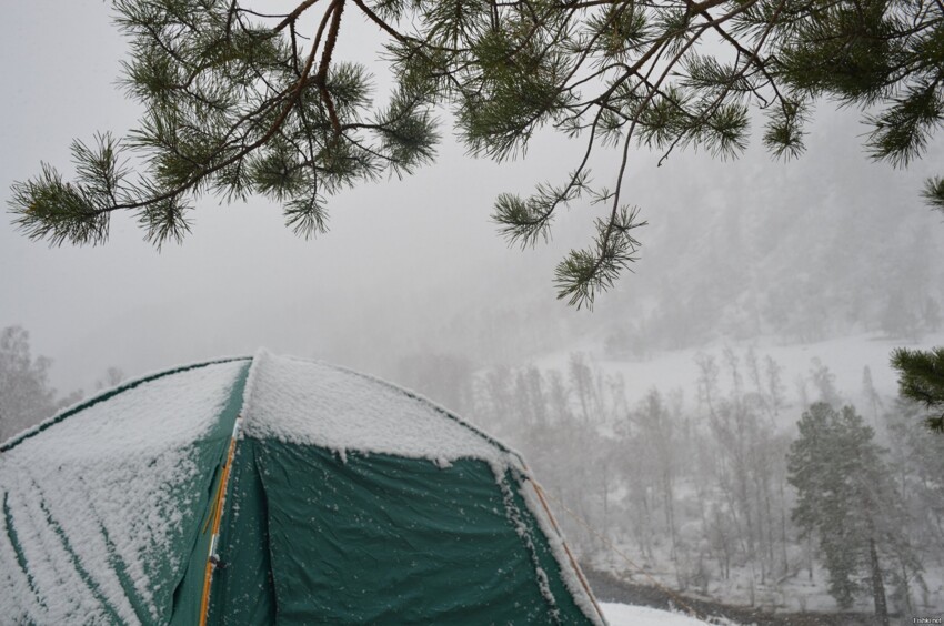 В первый год приезда засыпало снегом, Основную палатку ветер поломал и повали...