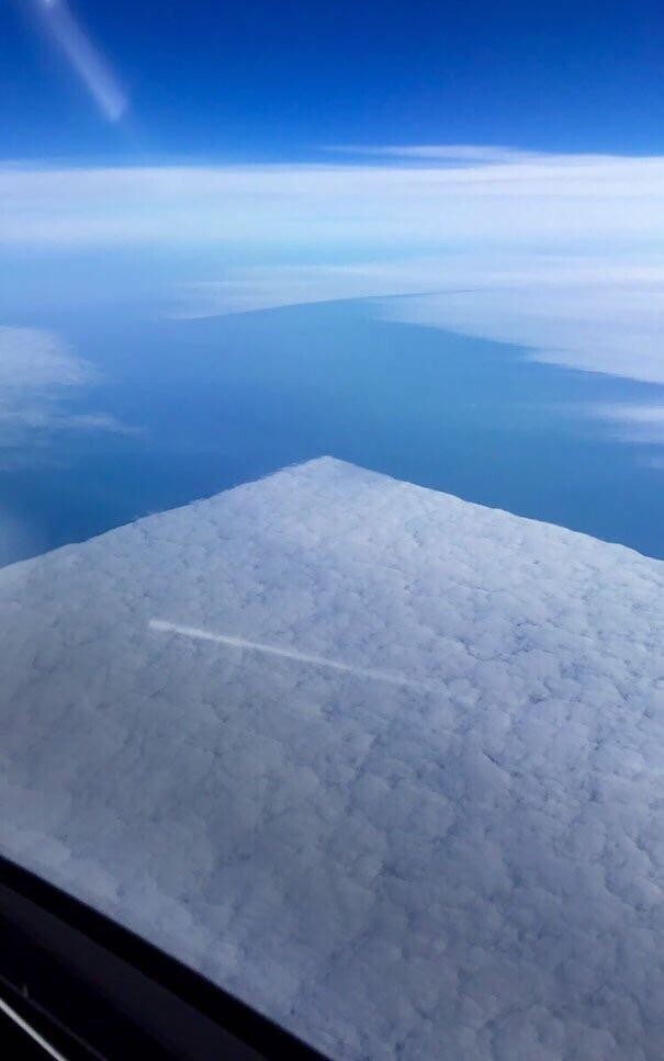 Самолёт превратил облако в квадрат