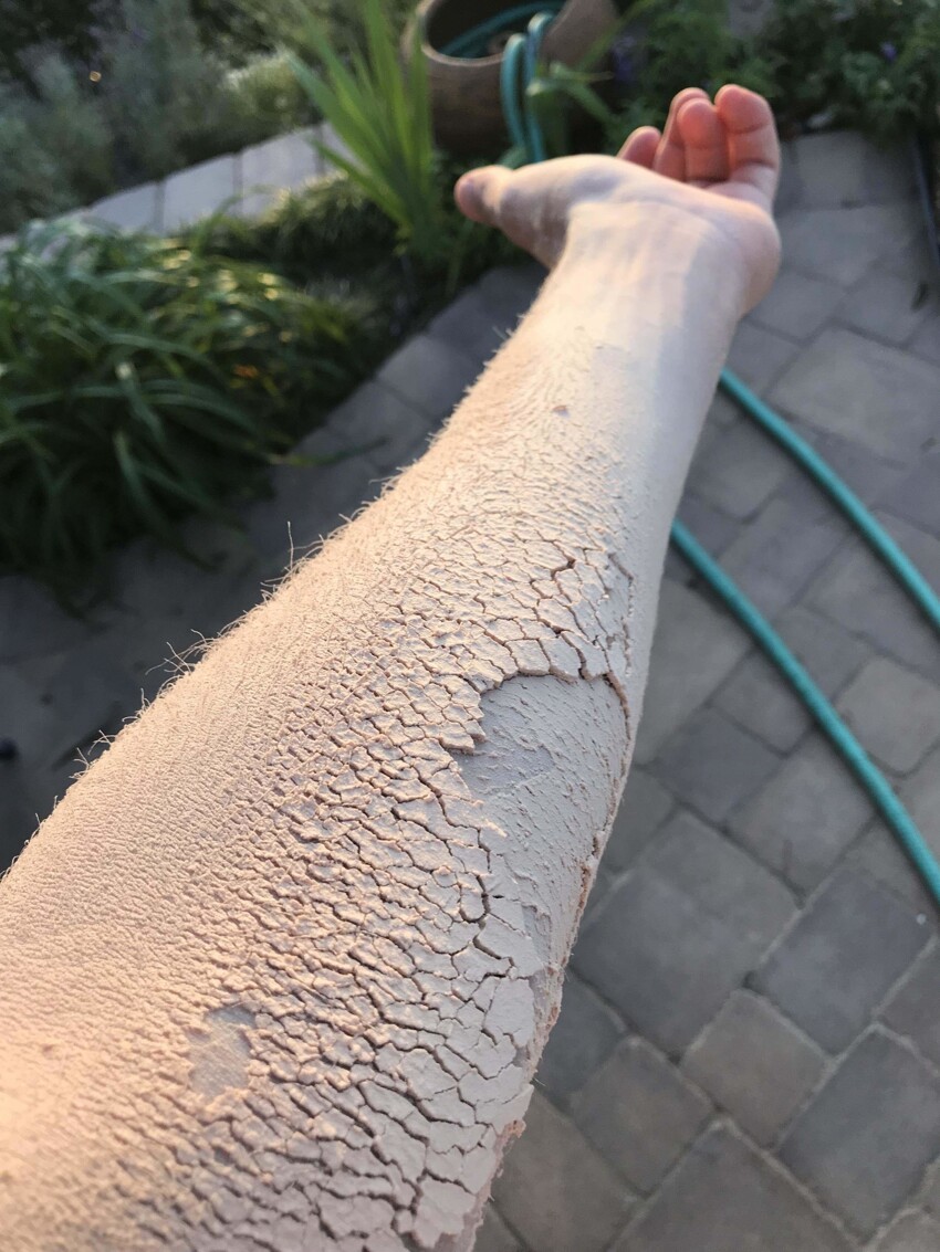 Рука покрыта древесной пылью