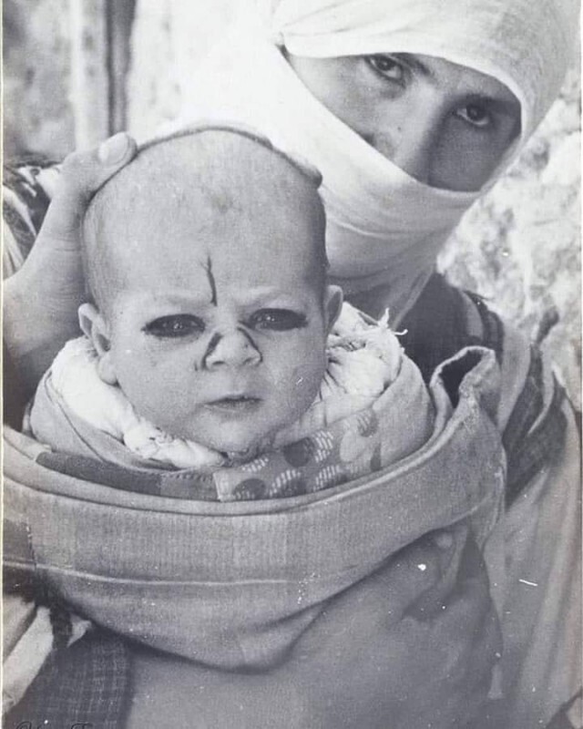 Защита младенца от злых духов. Турция, 1937