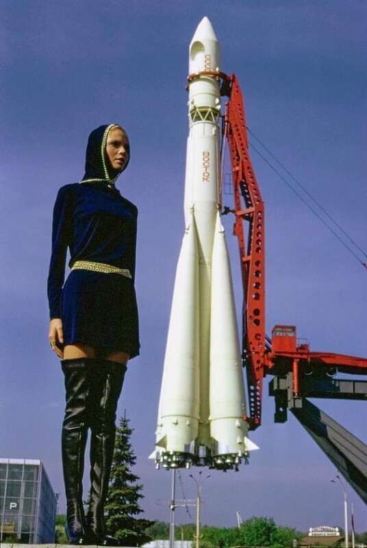 Манекенщица Галина Миловская на фоне ракеты «Восток» на ВДНХ. Фото из журнала Vogue, 1969