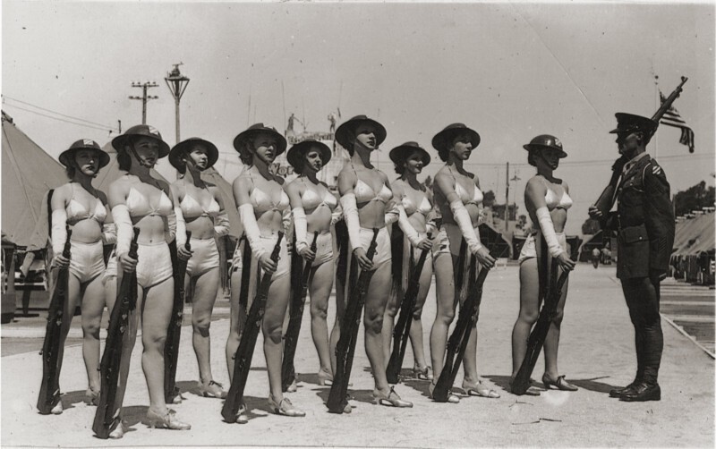 Женское подразделение 30-й пехотной дивизии армии США в купальниках, касках и винтовках M1917 Enfield. 1935 год