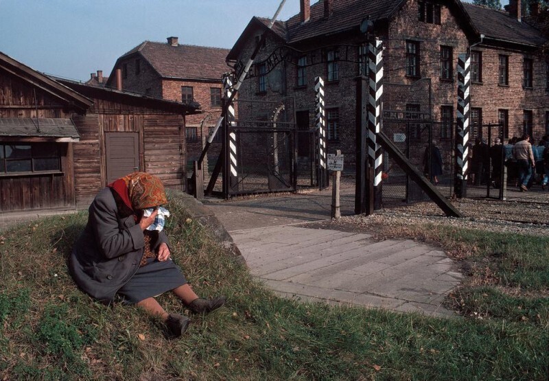 Женщина плачет у ворот музея концлагеря Аушвиц, 1981 год.