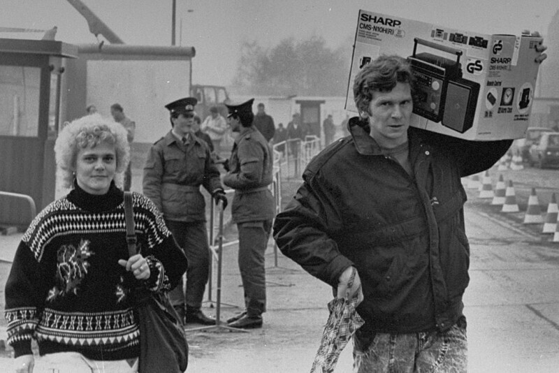Восточно-Берлинская пара возвращается домой после поездки по магазинам в Западный Берлин. После падения «Берлинской стены», 14.11.1989 г.