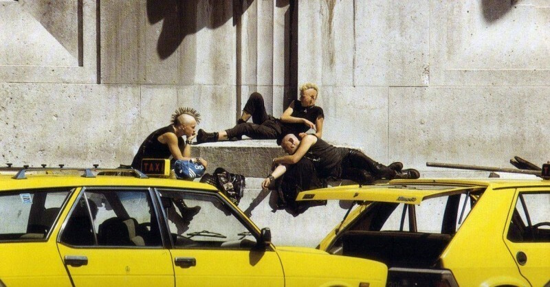 Панки и такси перед Центральным вокзалом Милана. 1985