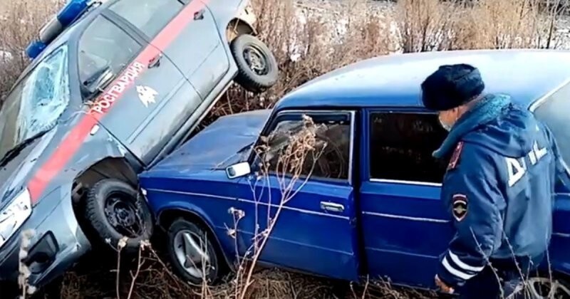 Дерзкий гонщик на «шестерке»: в Красноярском крае водитель перевернул автомобиль Росгвардии, скрываясь от ДПС