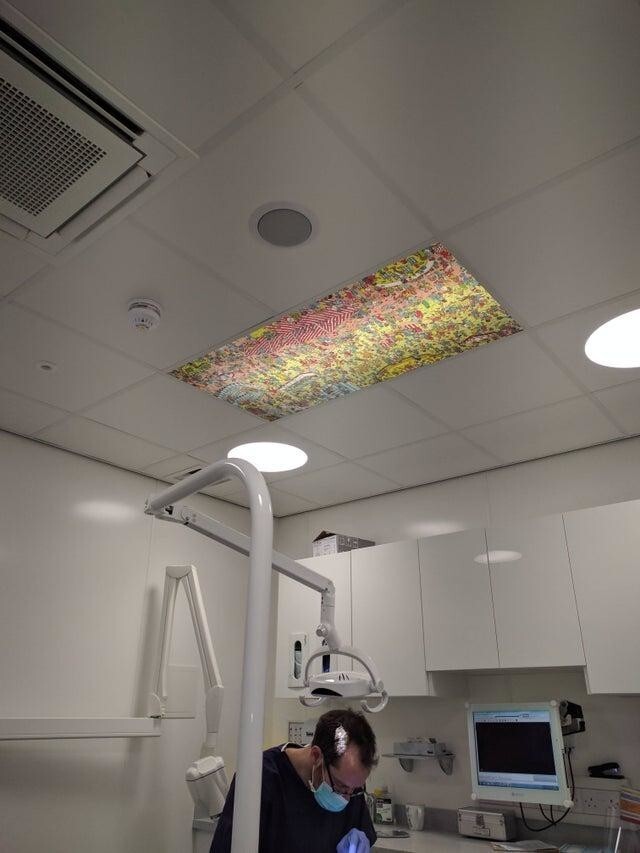 Игра, расположенная на потолке у стоматолога
