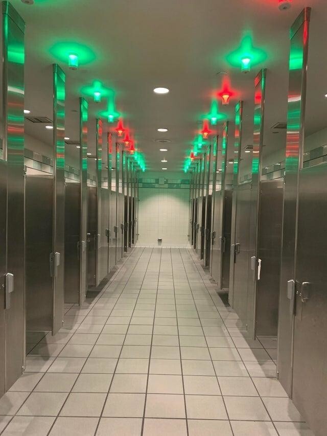 Туалет в аэропорту: красная лампочка - занято