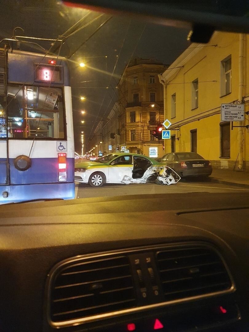 В Петербурге на Литейном проспекте в ДТП пассажир вылетел в проём оторванной двери: видео