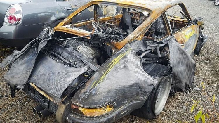 Огненная распродажа: сгоревшие дотла Aston Martin и Porsche выставили на аукцион