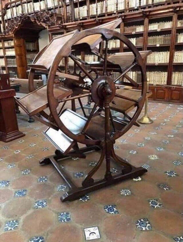 Бонус: 300-летний библиотечный инструмент, позволяющий держать открытыми одновременно семь книг