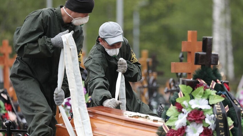 Также некоторые похоронные агентства ввели услугу - Прощание он-лайн. Они ведут прямую трансляцию похорон для всех подключившихся родственников.