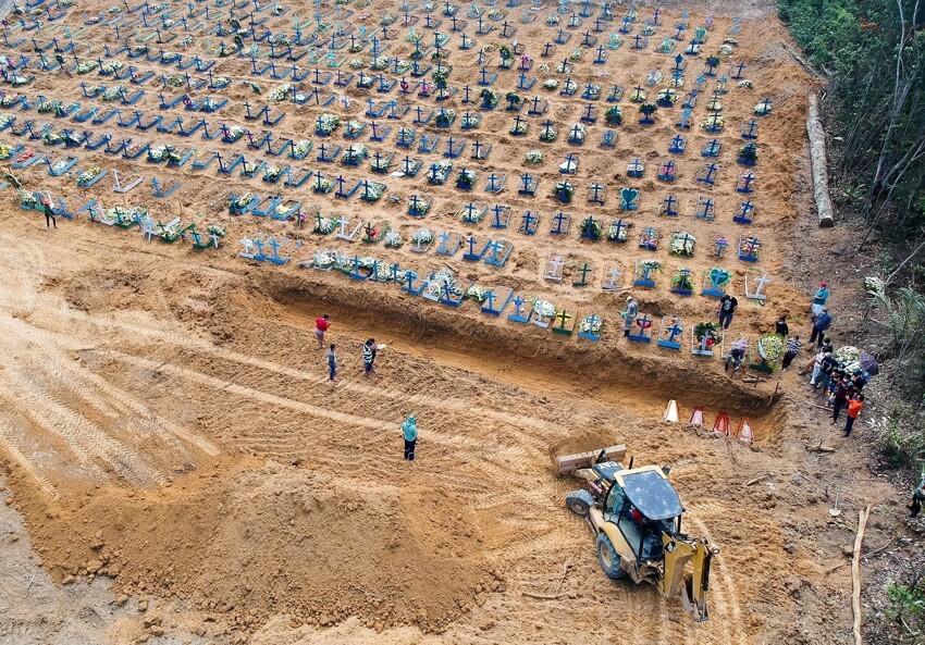 Могилы для жертв COVID-19 в Бразилии. Копать отдельные могилы не успевали (фото весны 2020)