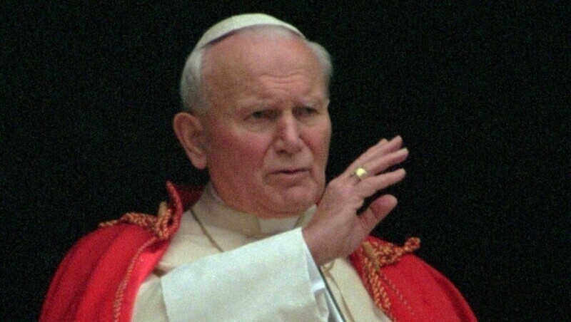 В Италии четвертый раз украли кровь Папы Римского