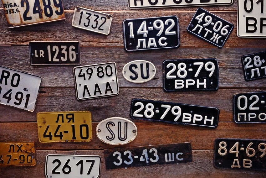 В 1901 году в Нью-Йорке была введена обязательная регистрация автотранспорта, а владельцу выдавали табличку с его инициалами. Это было рождение автомобильного номера