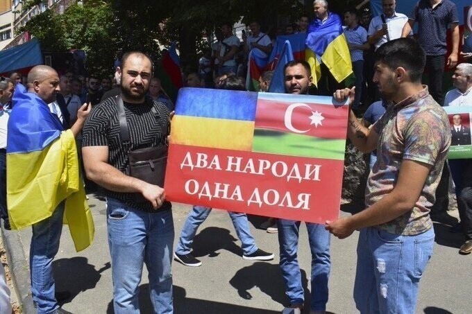 Один народ, одна история, одна вера и мова почти одна.