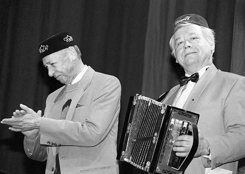 Олег Ефремов и Олег Табаков во время выступления на юбилее школы-студии МХАТ. 1 ноября 1993 года.