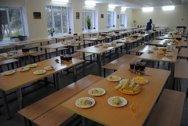 Чем кормят в школьных столовых (15 фото)