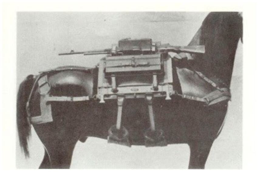 Седло Phillips Pack, вероятно модели 1934 года, с калибром .30 кал. Винтовка, автомат (Браунинг), M1919A1.