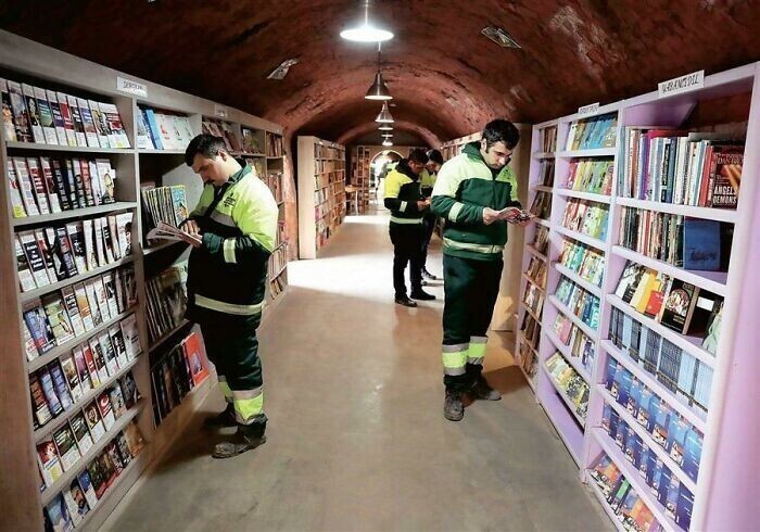 2. В Турции сборщики мусора организовали библиотеку из выброшенных людьми книг