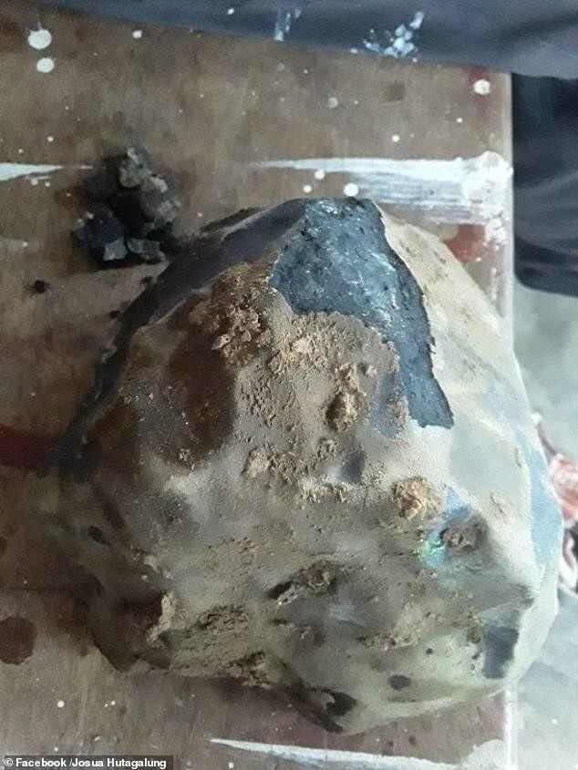 В Индонезии метеорит проломил крышу дома и сделал его владельца миллионером