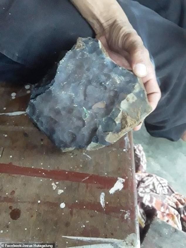 В Индонезии метеорит проломил крышу дома и сделал его владельца миллионером