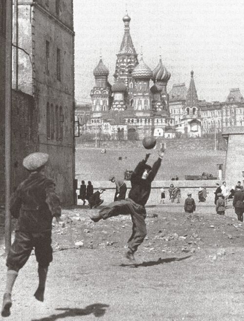 Футболисты на Софийской набережной, 1958 год, Москва
