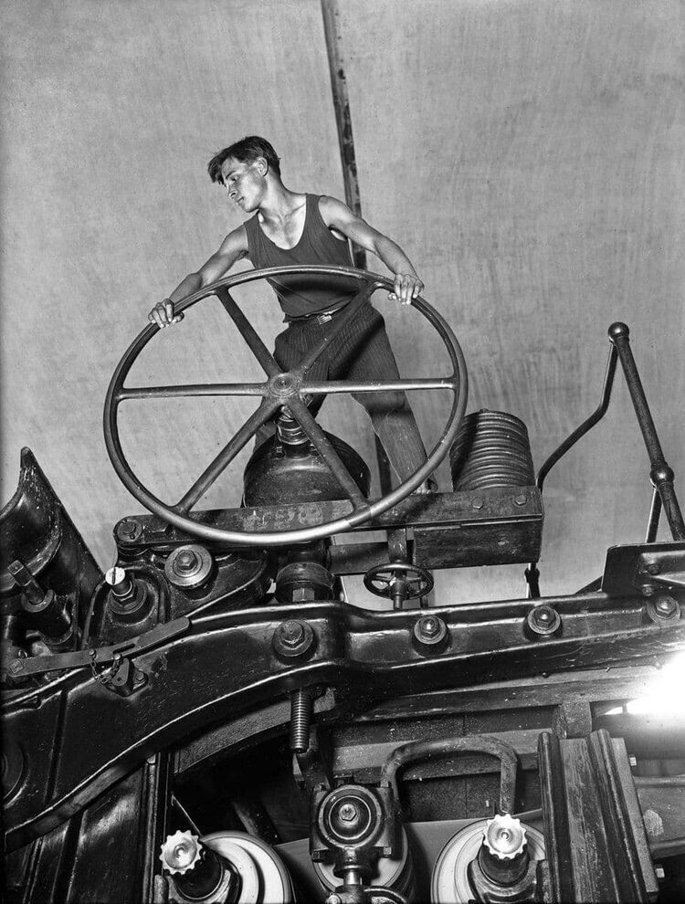 Комсомолец за штурвалом бумагоделательной машины. Нижегородская область, г. Балахна, 1929 год