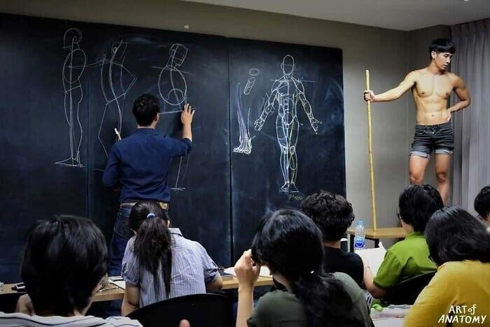 Ваннарит преподает анатомический и технический рисунок, и наблюдать за его уроками — одно удовольствие.