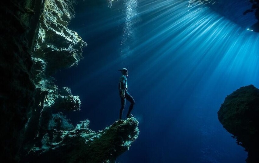 3. Фридайвер исследует пещеру в Тонге. Фотограф: Карим Илия.