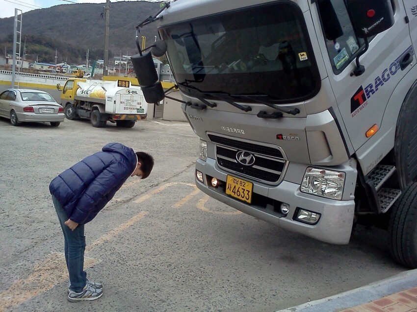 В Японии даже грузовики вежливые