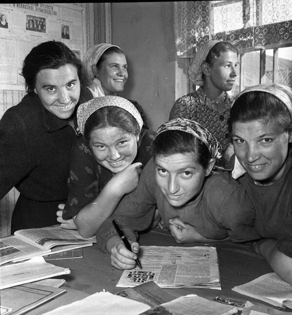 Доярки разгадывают кроссворд, 1957 год, Тамбовская область, колхоз «Коминтерн»