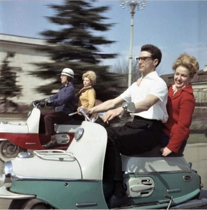 На мотороллерах, 1960-1965 годы, Москва
