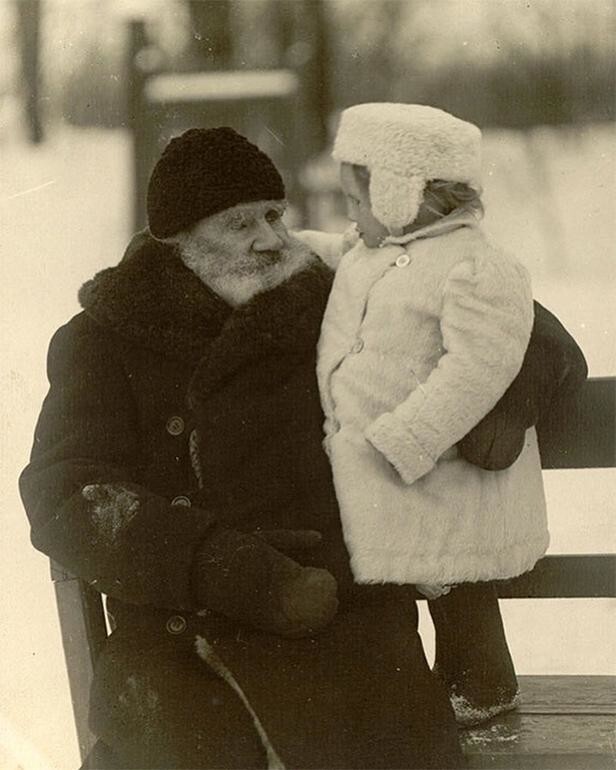 Лев Толстой с внучкой Таней Сухотиной, 1908 год, Тульская губ., Крапивенский у., дер. Ясная Поляна