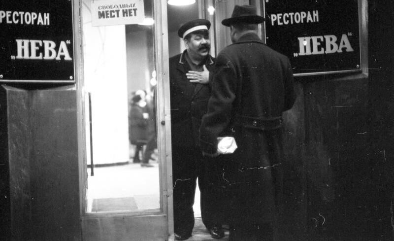 Швейцар у входа в ресторан «Нева», 1960-е, г. Ленинград