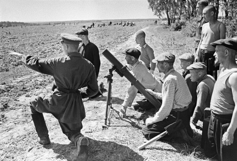 Ополченцы с 82-мм минометом во время учений под Москвой. 1941 г.