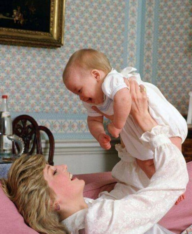 Принцесса Диана и принц Уильям в трогательном моменте. 1982 г.